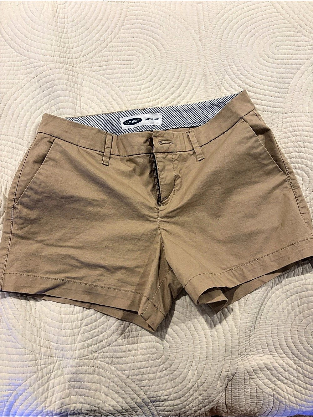 Old Navy Everyday Short Women's Shorts in khaki. Size 2